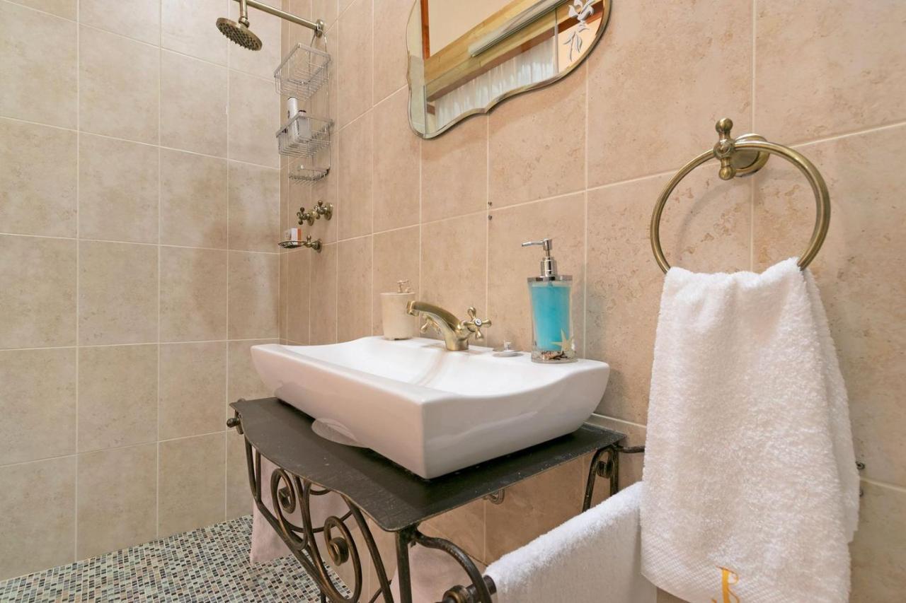 דירות J'S Audacious Living Montagu Self Catering מראה חיצוני תמונה